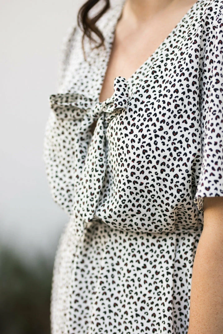 Andree By Unit Clothing Curvy Savannah Flutter Sleeve Dress