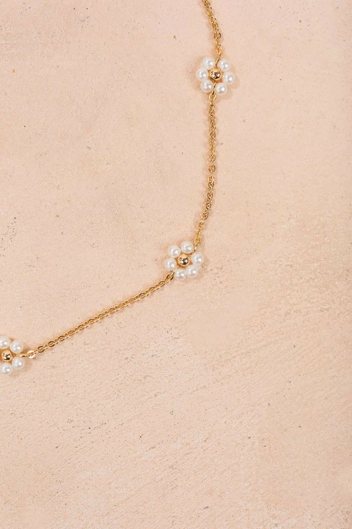 Fame Accessories Tatum Pearl Daisy Necklace